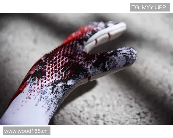 诺伊尔因手指关节囊受伤佩戴特制四指手套积极恢复状态 诺伊尔因手指关节囊受伤佩戴特制四指手套积极恢复状态