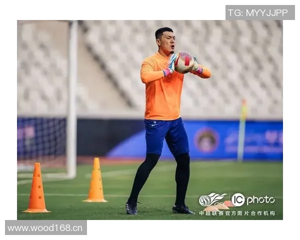 山东泰山队在武汉体育中心进行赛前踩场训练为即将到来的比赛做好准备 山东泰山队在武汉体育中心进行赛前踩场训练为即将到来的比赛做好准备